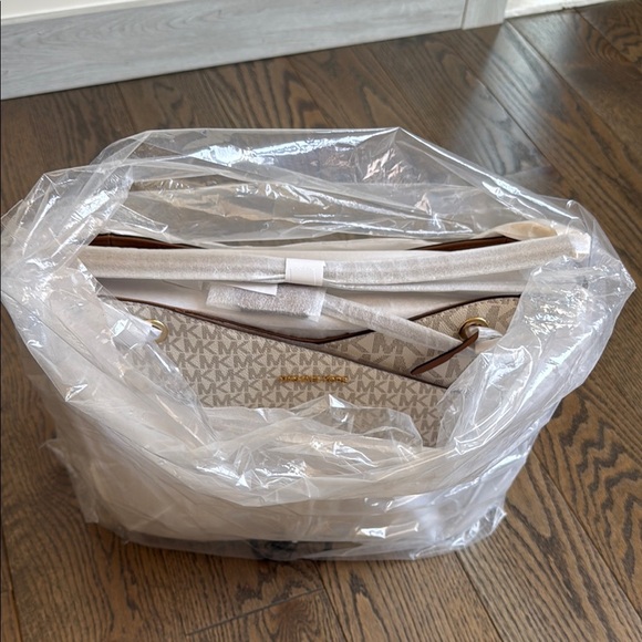 Michael Kors Patterned Tote with Gold Accents Women’s Girls Juniors NWT - Picture 3 of 8